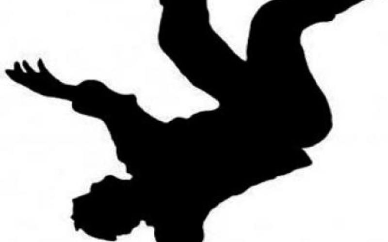 وفاة طفل إثر سقوطه عن سطح المنزل