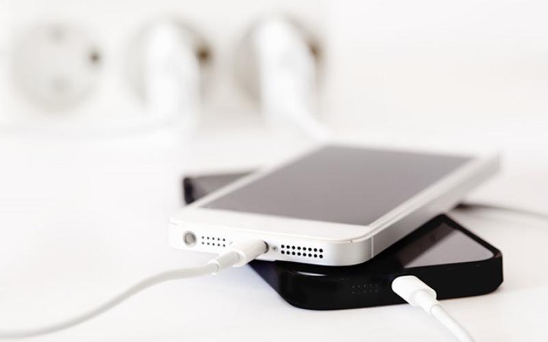 ماذا يحصل في حال شراء شاحن مقلد لهاتفك الذكي؟