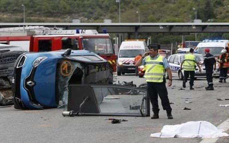 10 إصابات بتدهور شاحنة واصطدامها بـ10 مركبات