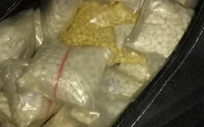 ضبط 70 ألف حبة مخدرة وإصابة عنصر من المكافحة