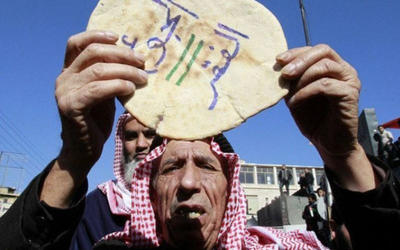 خبير اقتصادي: الحكومة تراجعت عن رفع أسعار الخبز (شاهد)