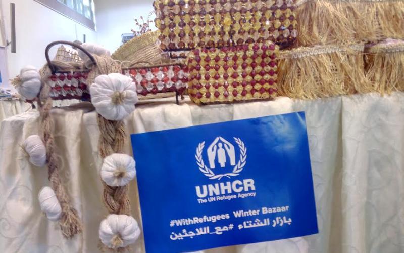 لاجئون يعرضون منتجاتهم وتراثهم في بازار شتوي