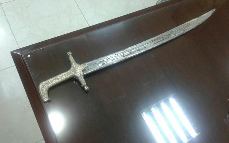 القبض على مواطن ضرب سائق تاكسي بسيف