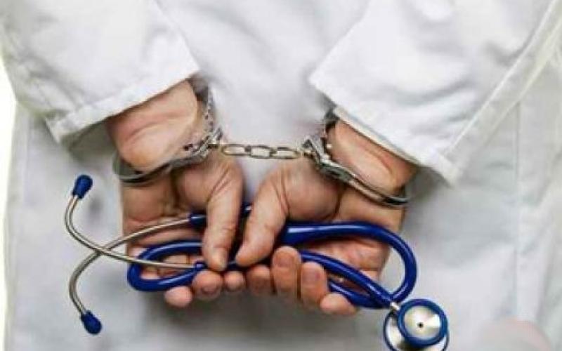 المحكمة الإدارية العليا توقف طبيب عن العمل لحين محاكمته