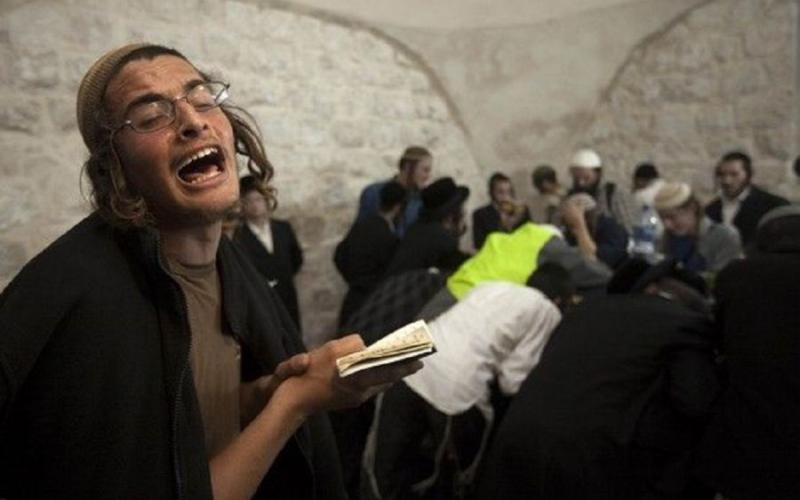 مستوطنون متطرفون يؤدون طقوساً تلمودية صامتة في الأقصى