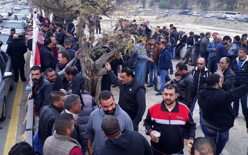 نقابة اصحاب الشاحنات تعتصم أمام "النواب"