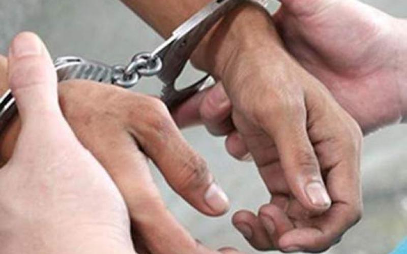 القبض على شخصين ظهرا في فيديو الاعتداء على مواطن