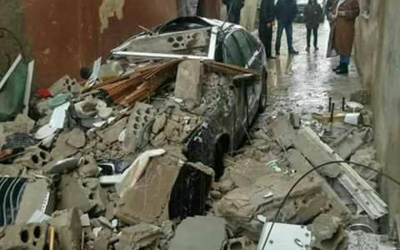 سقوط واجهة منزل على مركبة في البقعة