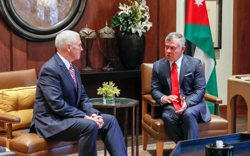 الملك مخاطبا بنس: الصراع الفلسطيني الإسرائيلي مصدر عدم استقرار