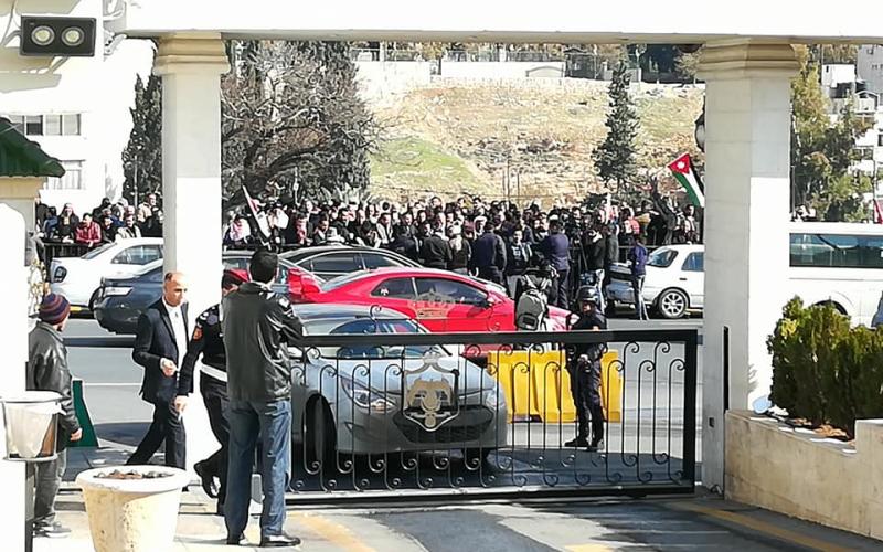 المزارعون يعتصمون أمام "النواب"