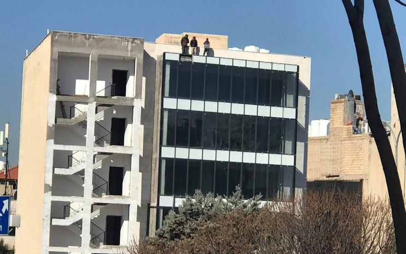 الأمن يقنع مواطنا معه ولديه بالعدول عن الانتحار