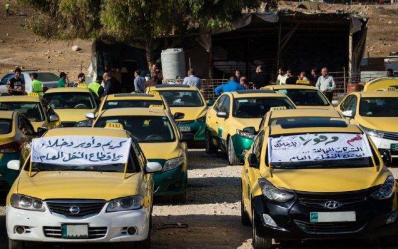 سائقو تاكسي يعتصمون أمام النواب احتجاجا على "التطبيقات"