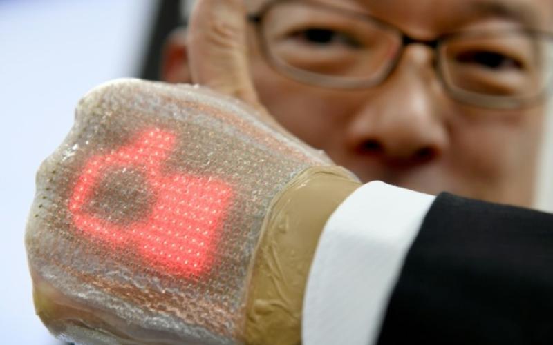 ياباني يبتكر شاشة رقيقة جدا تلصق على اليد مثل الضمادات