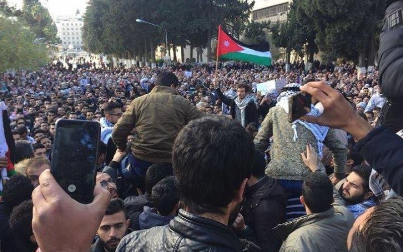 رجال القصر يقفزون إلى الحكومة على وقع الاحتجاجات