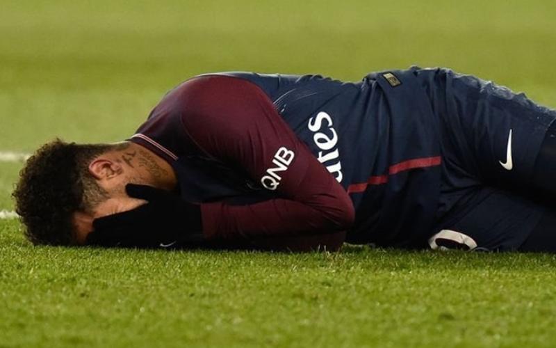 نيمار يغادر الملعب باكيا