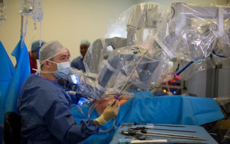 هل تسلم نفسك لعملية جراحية تحت روبوت؟