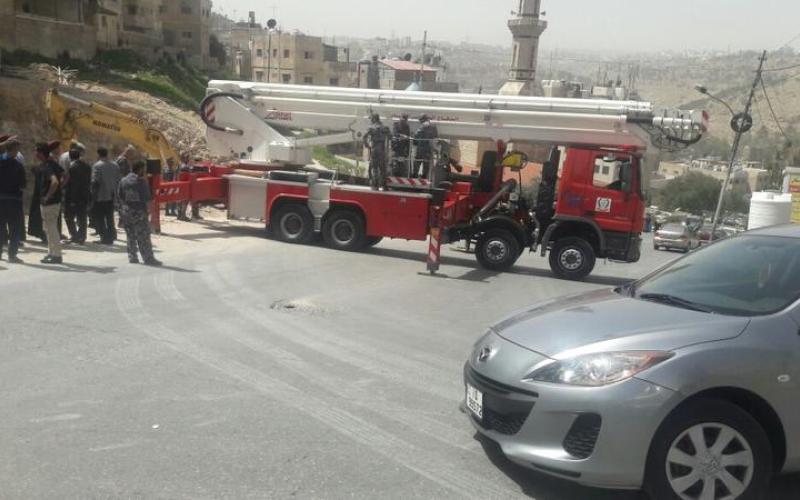 الدفاع المدني يتعامل مع انهيار سور استنادي في ماركا