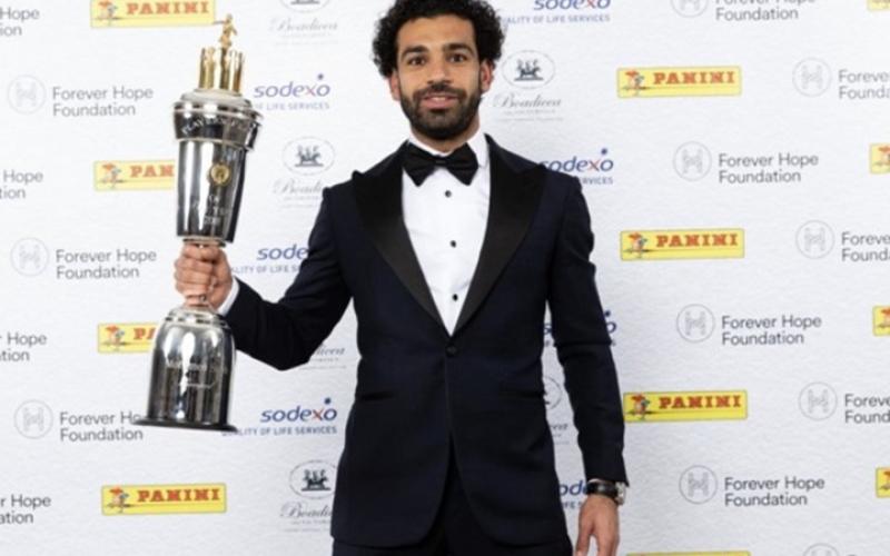 رسميا.. صلاح يتوج بجائزة أفضل لاعب في الدوري الإنجليزي (صور)
