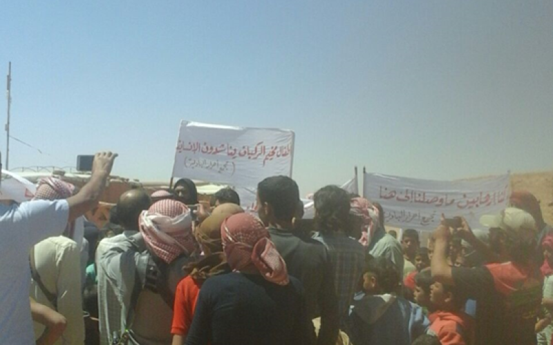 لاجئون سوريون في الركبان يحتجون على انقطاع المساعدات (شاهد)