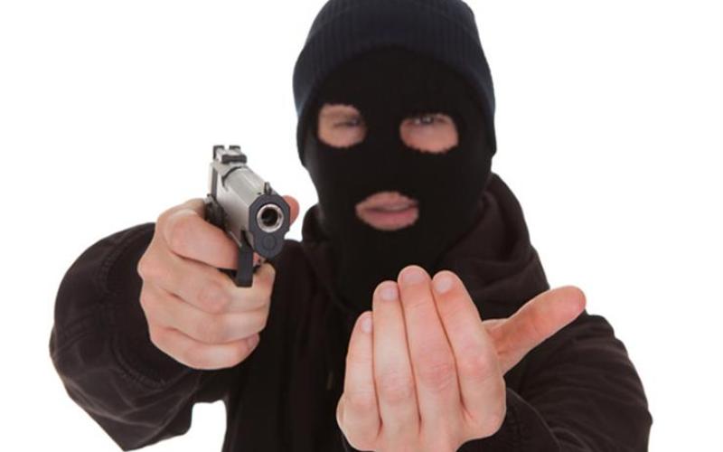 مجهول يهدد صيدلي بعصا ويسلبه 350 دينارا بالزرقاء