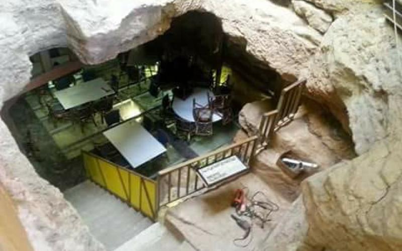 أردني يحول كهفا عمره 65 مليون سنة الى مطعم