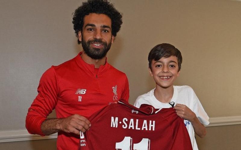 محمد صلاح يحقق حلم طفل سوري يعاني من المرض (شاهد)