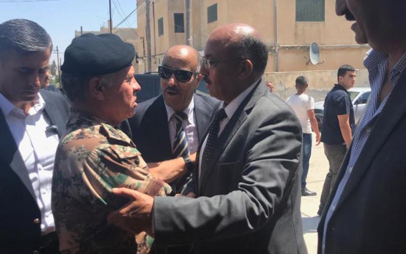 الملك يقدم واجب العزاء بالشهيد أحمد الزعبي في الرمثا