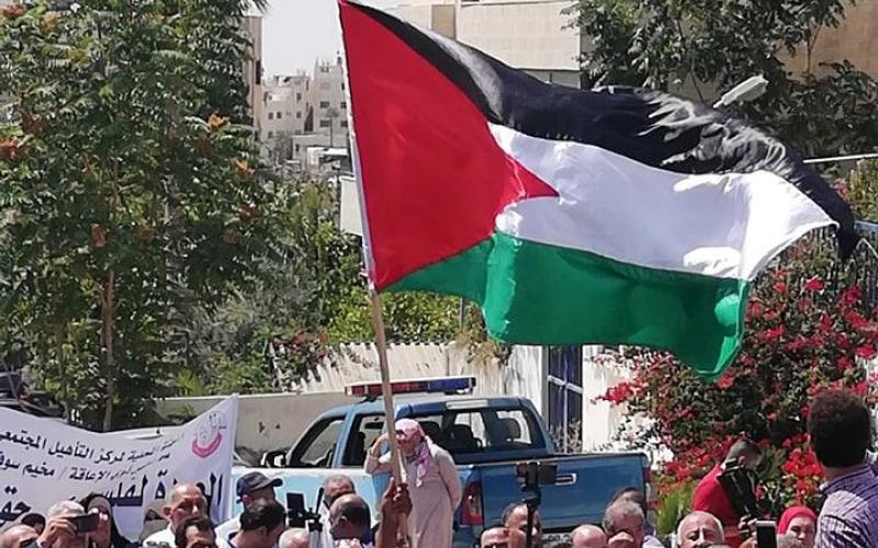 معتصمون يحتجون على تقليص خدمات الأونروا