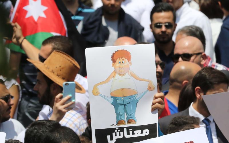 مطالب بتأجيل تطبيق " ضريبة الدخل "