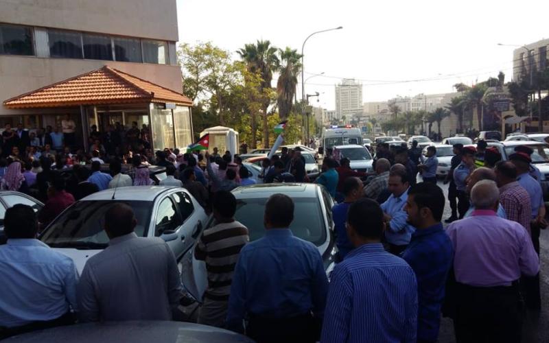 اعتصام لموظفي البلديات امام الوزارة