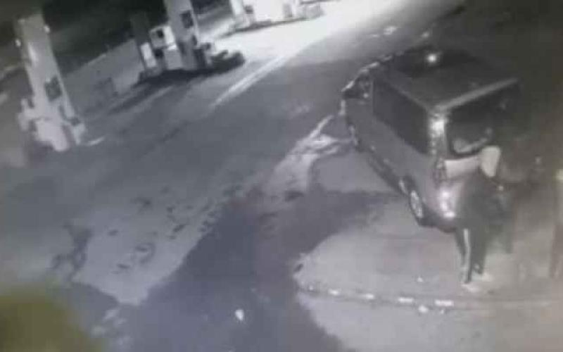 القبض على 5 مطلوبين اثنين منهم قاما بسلب محطات وقود