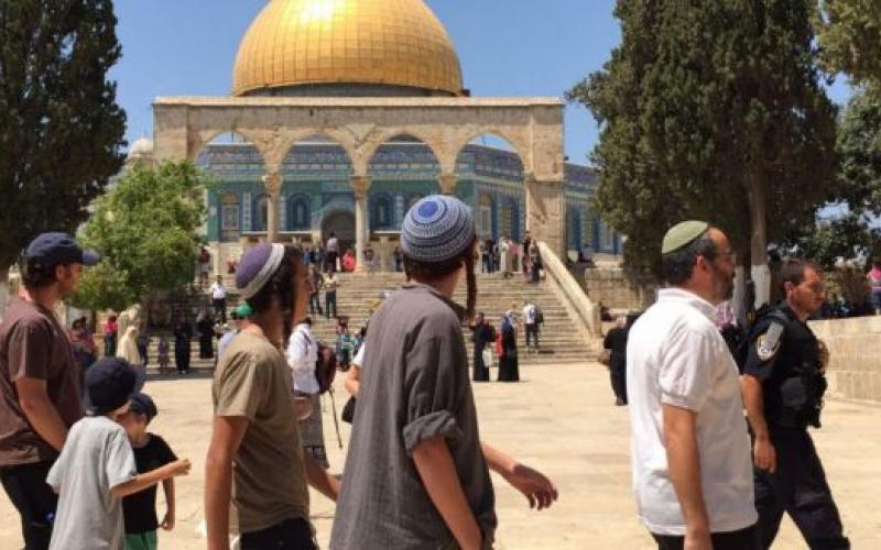 مستوطنون يقتحمون باحات المسجد الأقصى بحراسة الاحتلال