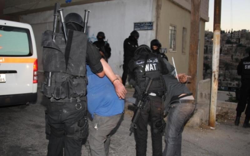 القبض على 32 مطلوبا بقضايا مالية وجنائية مختلفة