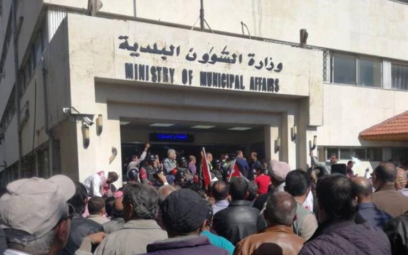 عاملون في البلديات يعتصمون أمام الوزارة بعد استئناف الإضراب