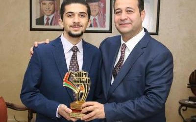 تكريم الطالب الفائز بمسابقة تحدي القراءة