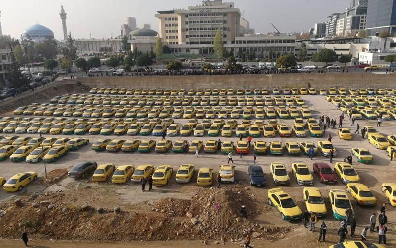 سائقو التاكسي يجددون اعتصامهم امام النواب