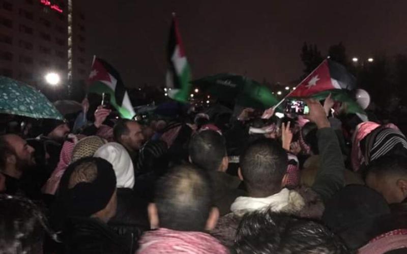 محتجون يعتصمون في محيط الرابع ويطالبون برحيل الحكومة (شاهد)