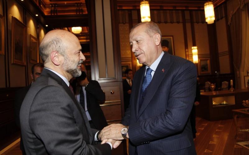 الرزاز يشكر أردوغان على تسليم عوني مطيع