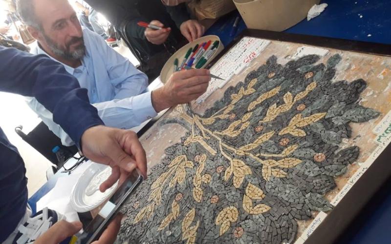 لوحات الفسيفساء بآيادي سورية وأردنية في مشروع حرفي مشترك
