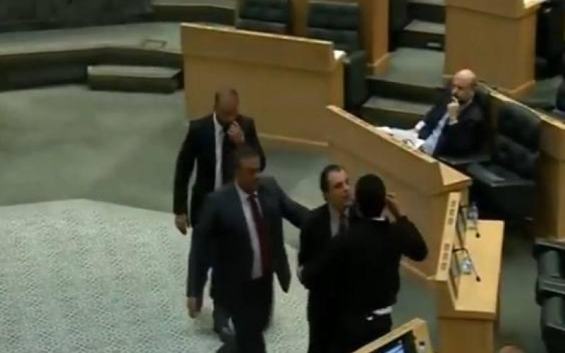 مواطن يقتحم قبة البرلمان للوصول إلى الرزاز (فيديو)