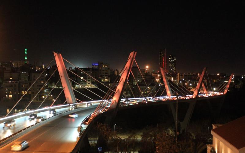 الأمانة تضيء جسر كمال الشاعر ( عبدون المعلق ) باللونين الأزرق والبرتقالي