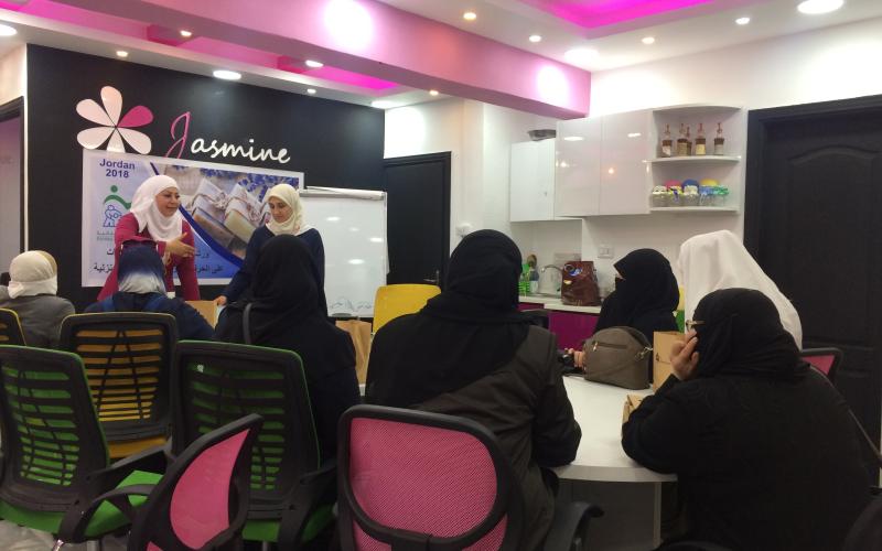 سيدة سورية تتغلب على الواقع بمشروع أعمال يدوية