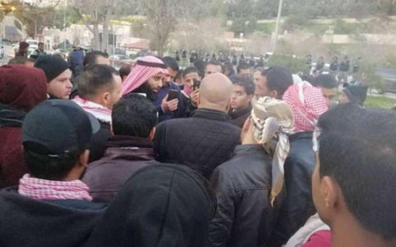 فريق حكومي يلتقي المتعطلين عن العمل أمام الديوان الملكي