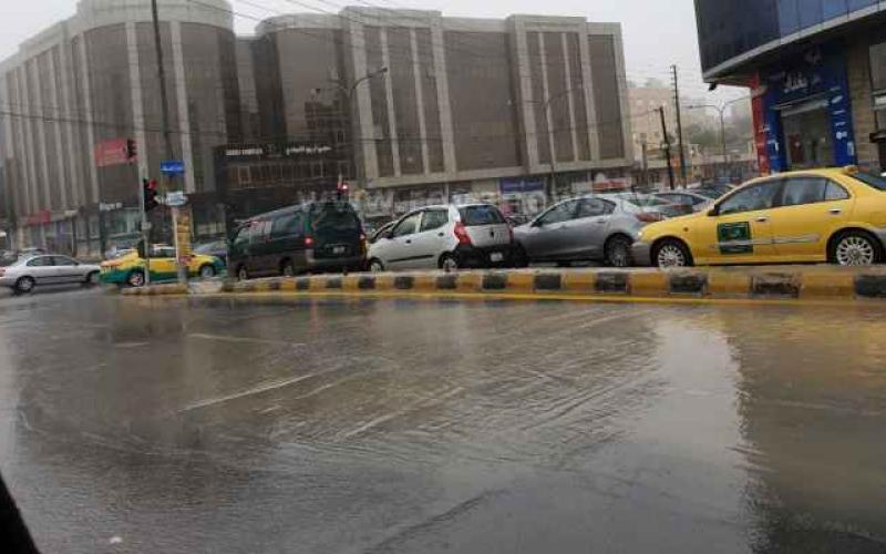زخات رعدية غزيرة تبدأ بعد ظهر الثلاثاء
