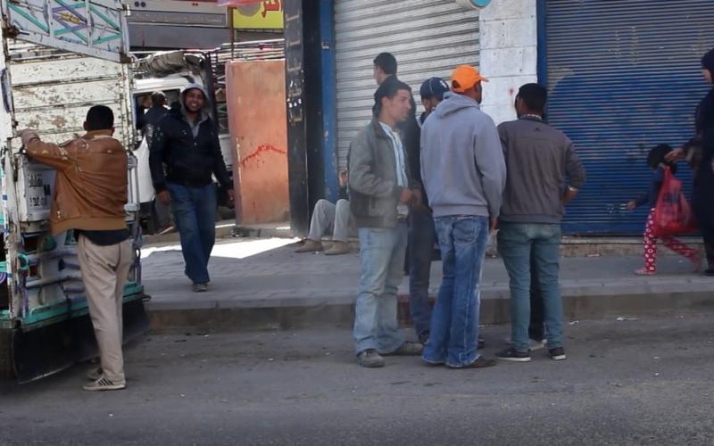 سماسرة يتحكمون بالسوق الأسود وضحاياهم عمُال مهاجرون