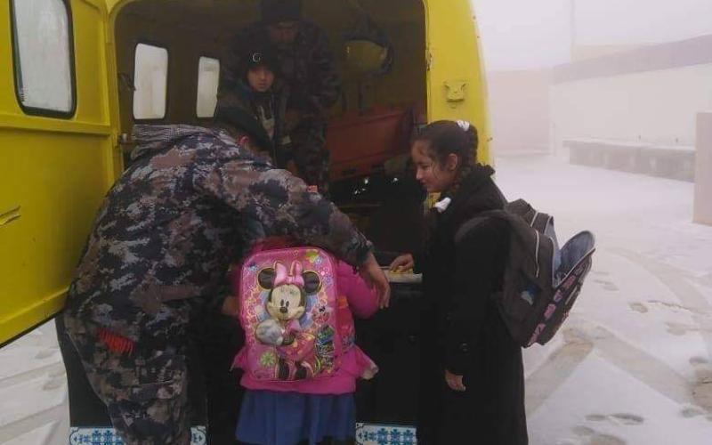 الدفاع المدني يؤمن 84 شخصا إلى مناطق آمنة في الطفيلة (صور)