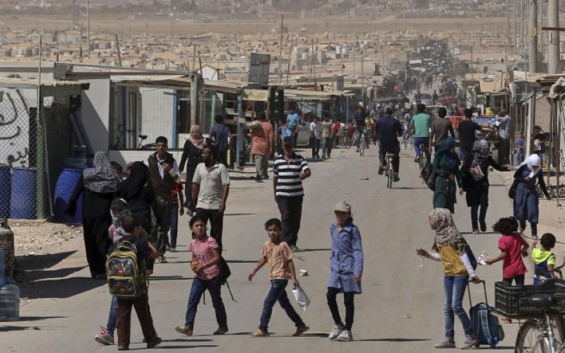 قطع المساعدات ونقص التمويل يدفع عوائل سورية إلى ما دون خط الفقر