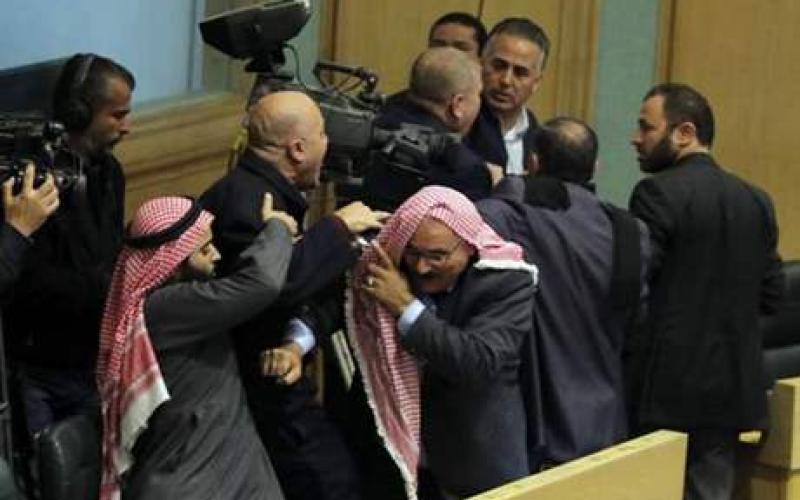 اشتباك بين النائبين خالد الفناطسة وطارق خوري