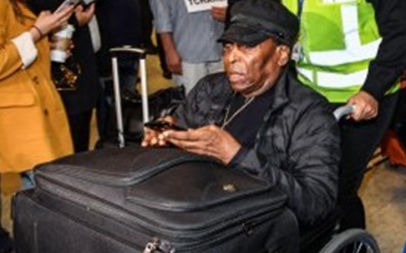 بيليه يغادر مستشفى باريس على كرسي متحرك