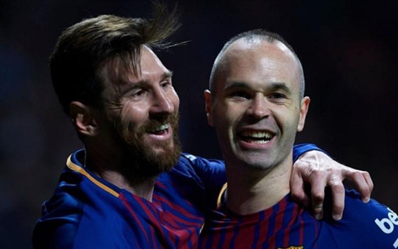إنييستا يتغزل بزميله السابق ميسي.. "ليس لاعبا عاديا"